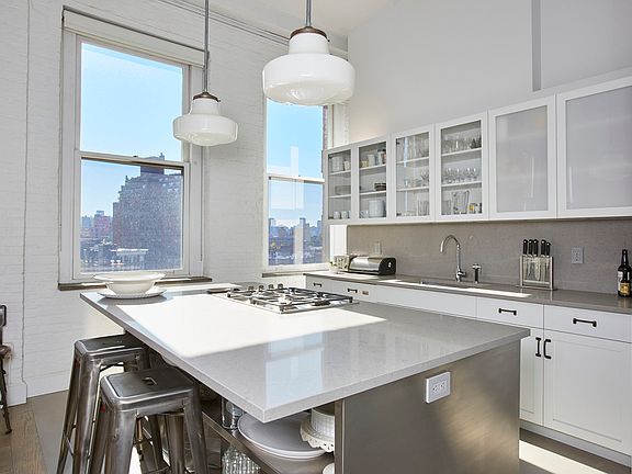 5th image of 321 W 13th St APT 7C
