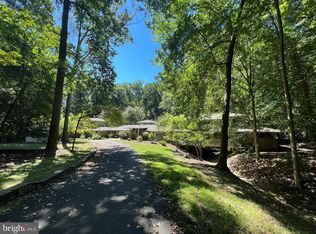 9561 Bell Dr, Great Falls, VA 22066