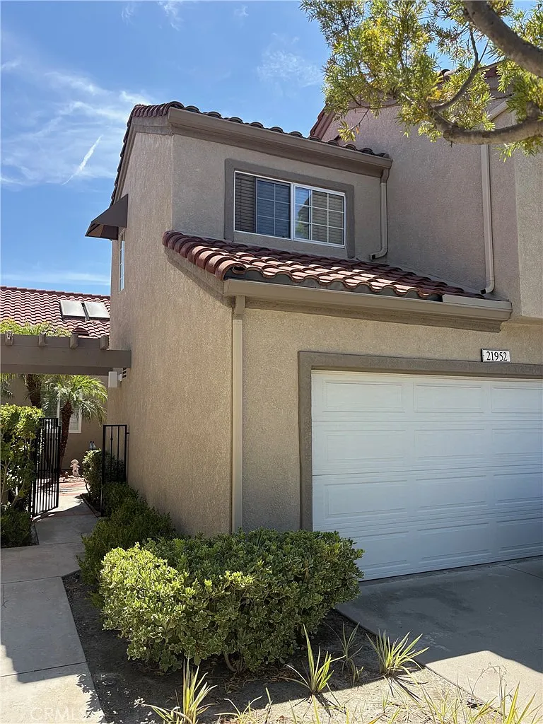 2 bed, 2.5 bath, 1429 sqft, $3,900 — Photo 1