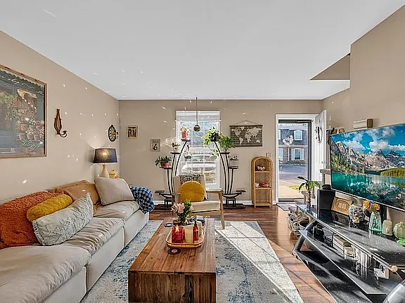 Large Living Space with beautiful hardwoods.
*Space is not furnished. Pics are for design inspiration only.