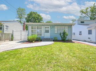 9 Dogwood Rd, Rocky Point, NY 11778