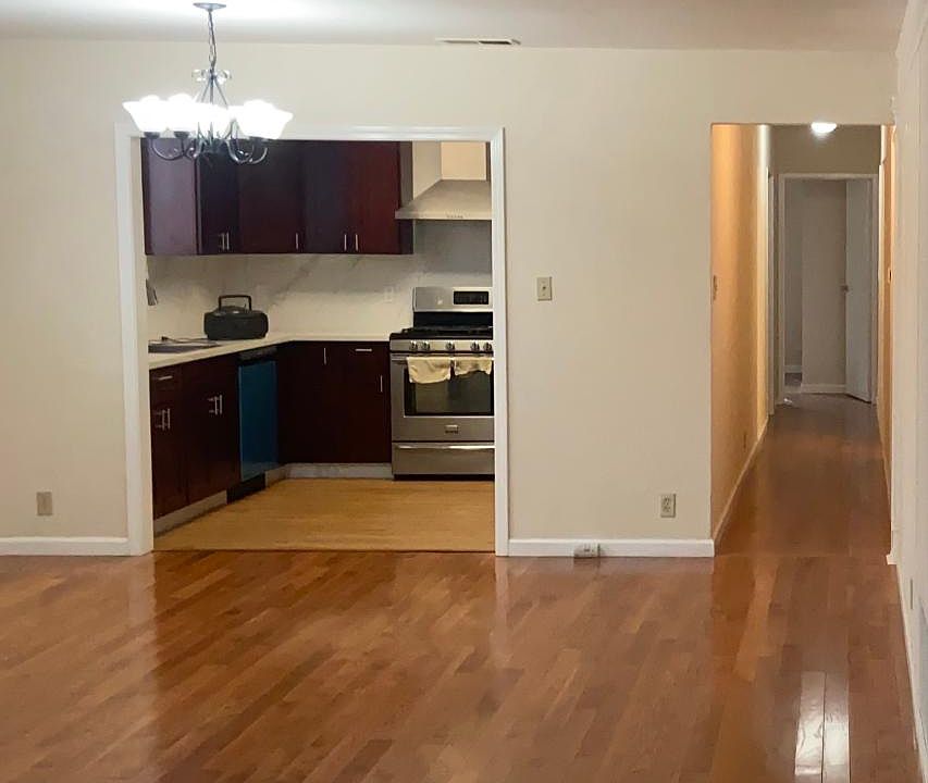 1st image of 161 Huntington Dr