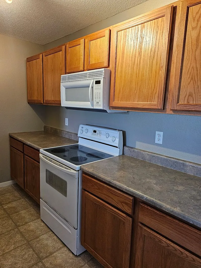 3 bed, 2 bath Duplex, South Columbia — Photo 4