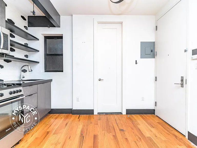 256 Irving Ave #2R — Photo 2