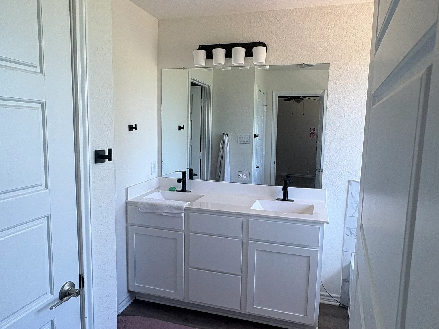 3 bed, 2.5 bath, 1373 sqft, $2,200 — Photo 4