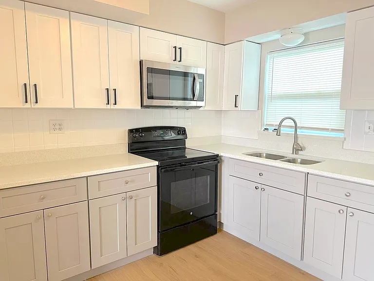 315 N Saturn Ave — Photo 3