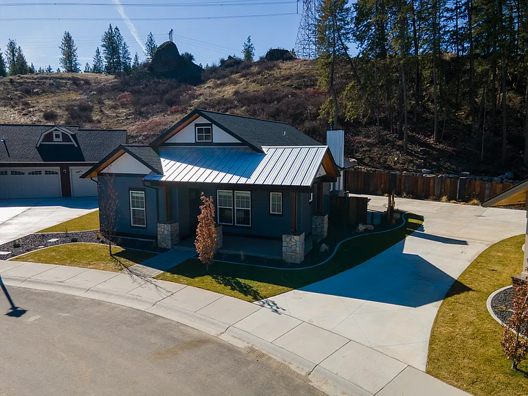 1220 W Spring Ln — Photo 2