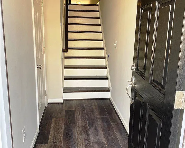 1015 Larabee Ln — Photo 2