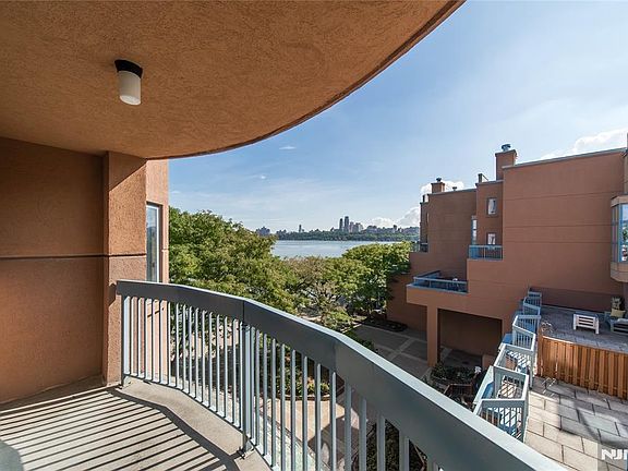 5th image of 403 Livingston Court #N403