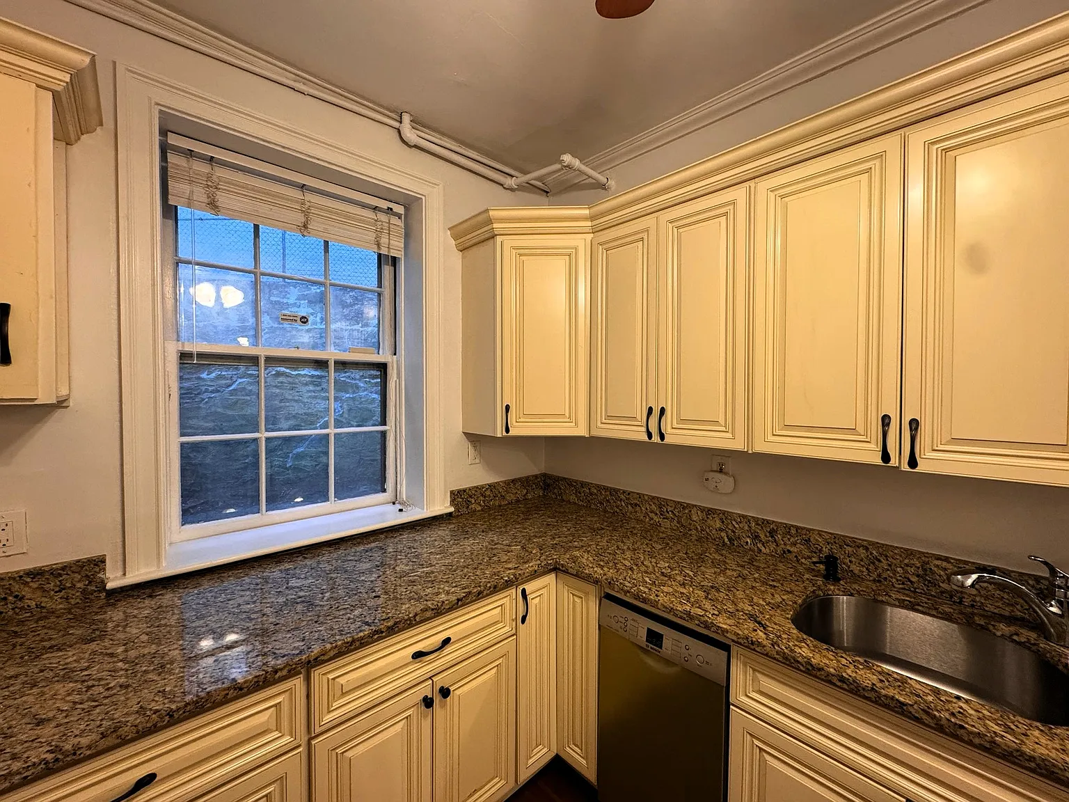2 bed, 607 sqft, $3,000 — Photo 2