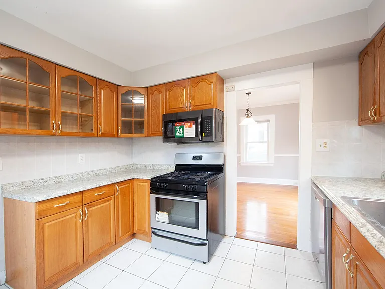 4 Oakcroft Ave — Photo 5