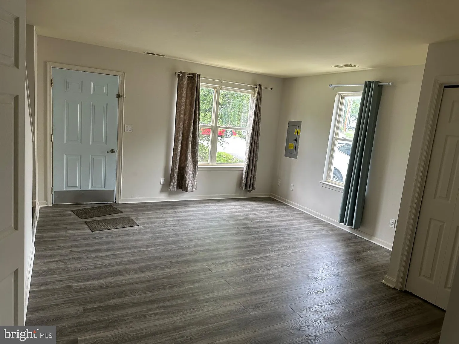 3 bed, 1.0 bath, 1008 sqft, $2,000 — Photo 4