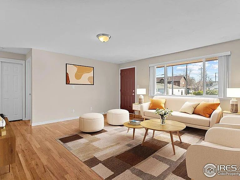 Living room-Unit is unfurnished, this picture is for visualization purposes only