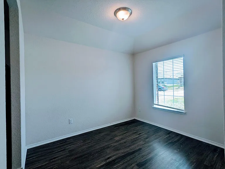 121 Dylan Dr — Photo 4