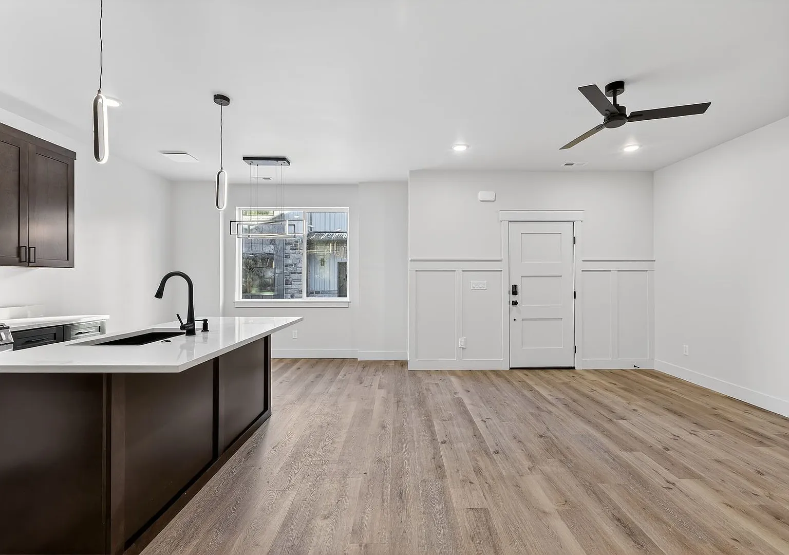Modern 3 Bed 2.5 Bath End Unit Townhome With 2 Car Garage In Ammon — Photo 3
