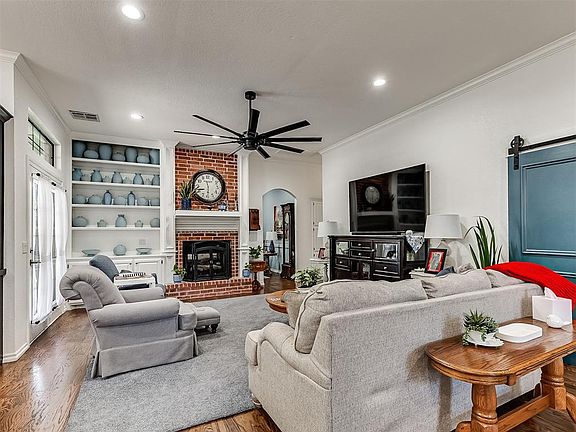2nd image of 1129 Pinehurst Dr