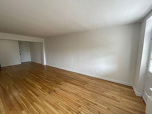 5th image of 3950 Blackstone Ave APT 4V