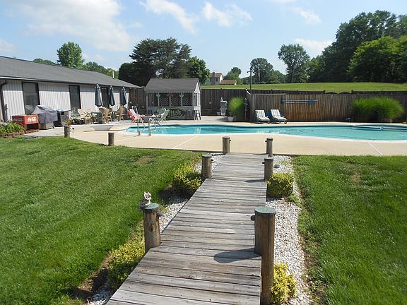 3rd image of 716 Sharpsburg Dr