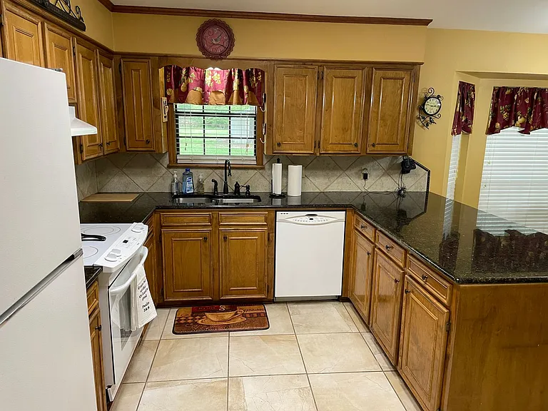 5604 Kenilworth Cir — Photo 9