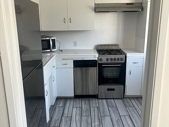 3rd image of 802 N West Knoll Dr APT 204