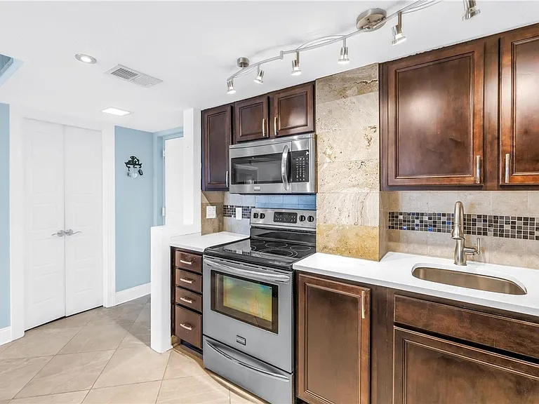 4900 Brittany Dr S #611 — Photo 6