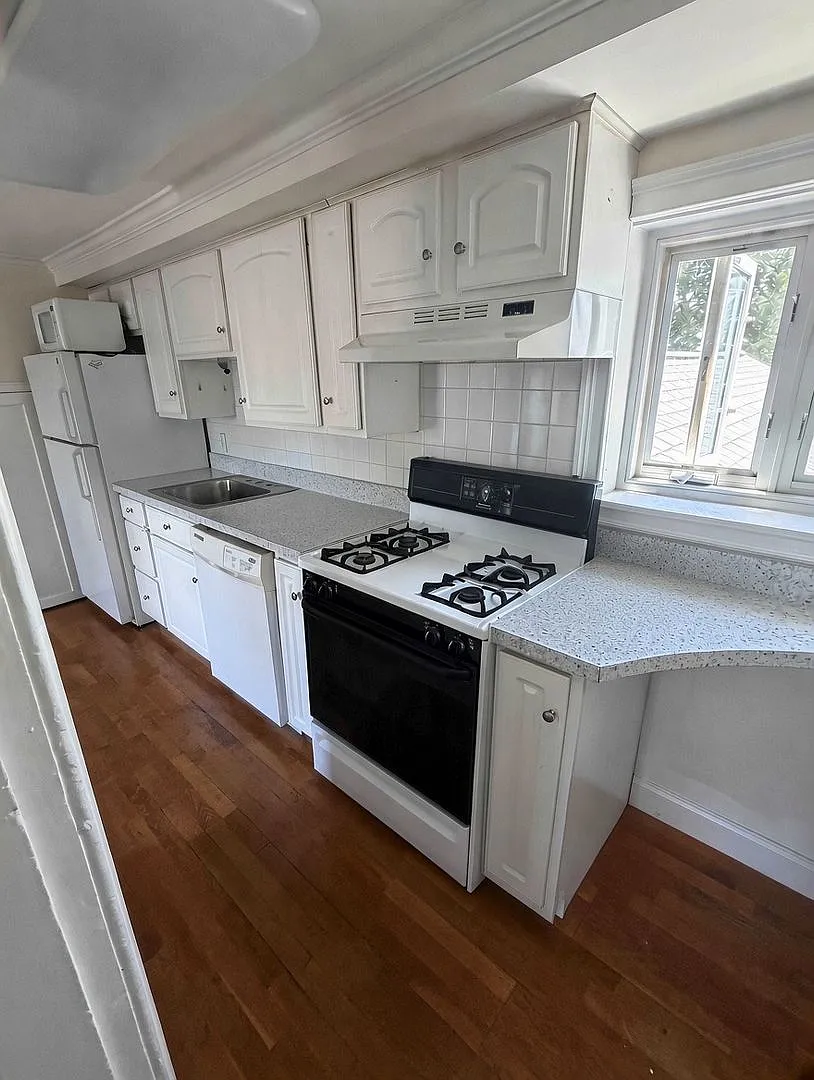 115 Bloomingdale Ave. — Photo 2