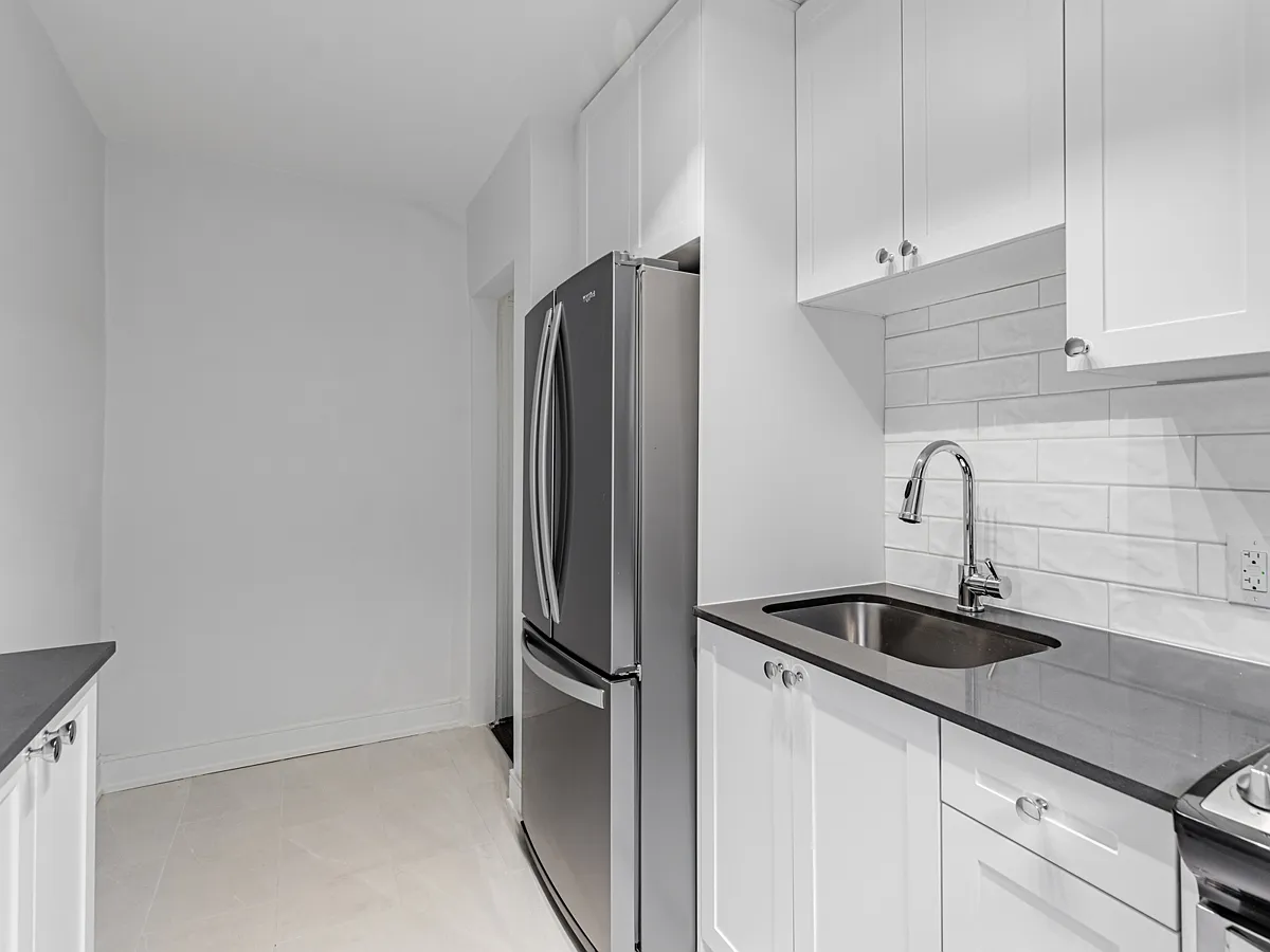 310 Lonsdale Rd — Photo 3