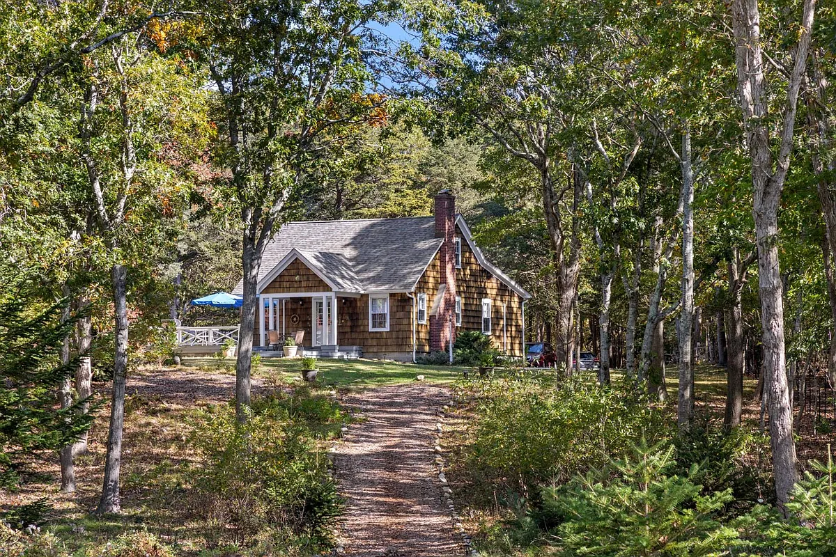 Building Photo - Three Mile Harbor Hc Rd