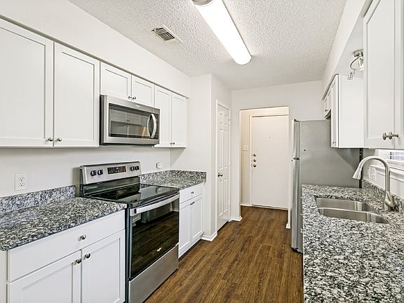 5th image of 536 Clover Dr