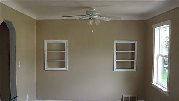 DINING AREA/ LIVINGROOM