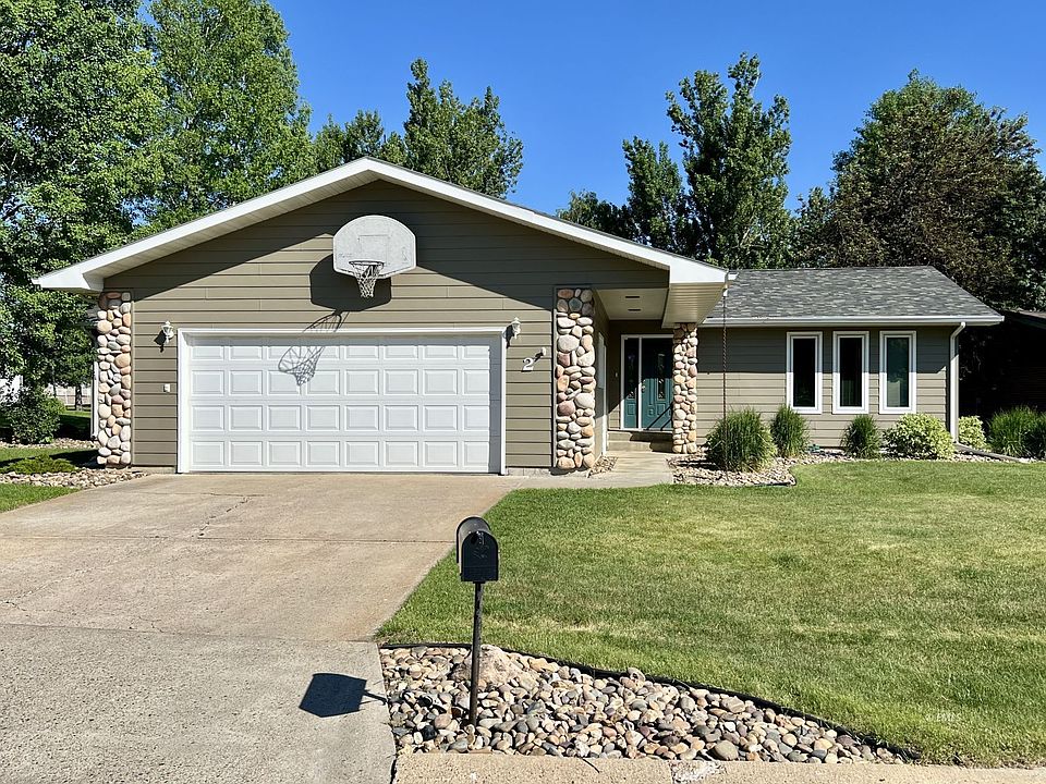1st image of 2 Spruce Dr