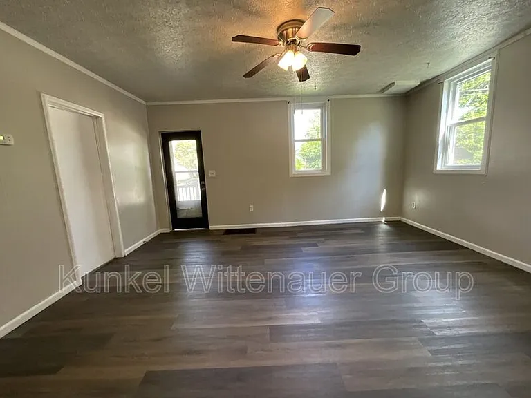 413 N Center St — Photo 5