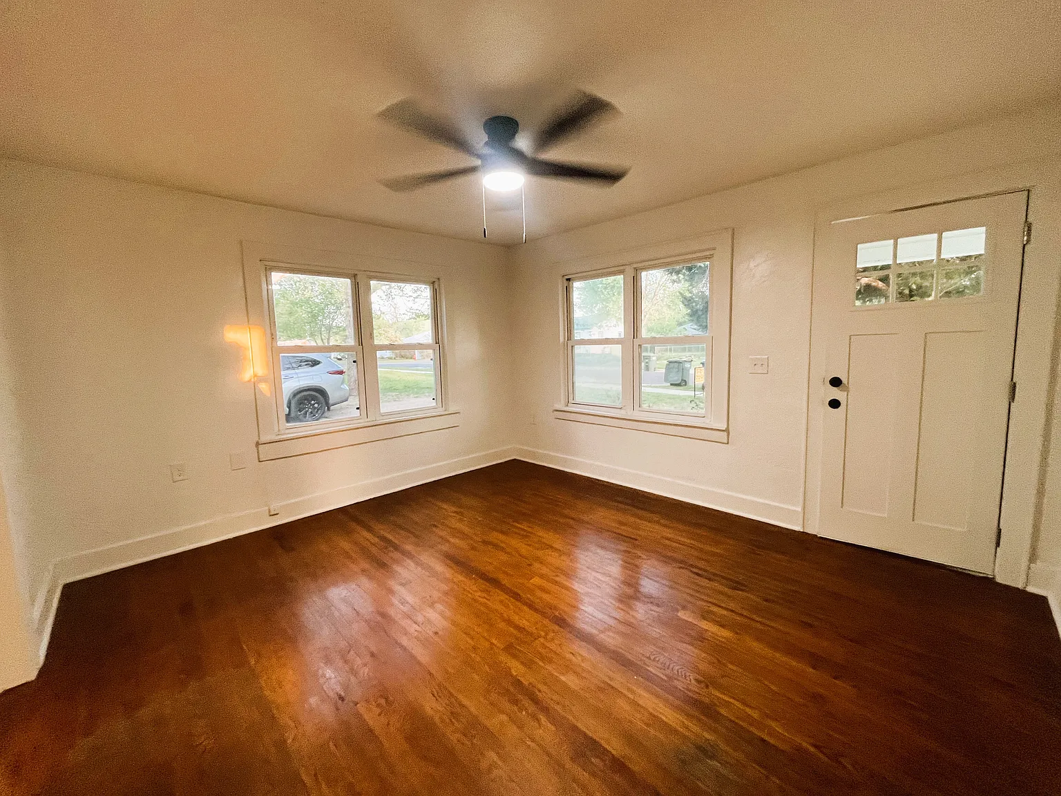 3 bed, 810 sqft, $1,225 — Photo 2