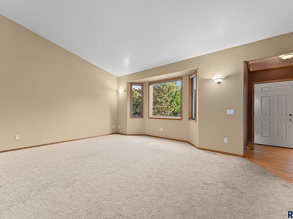 5th image of 704 W Victory Ln