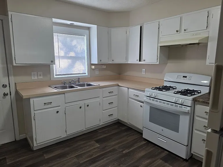 730 N Elmer St — Photo 4