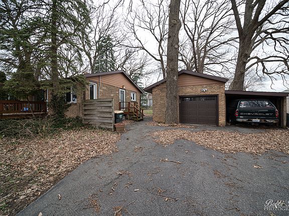 3rd image of 205 W Hawthorne Ln