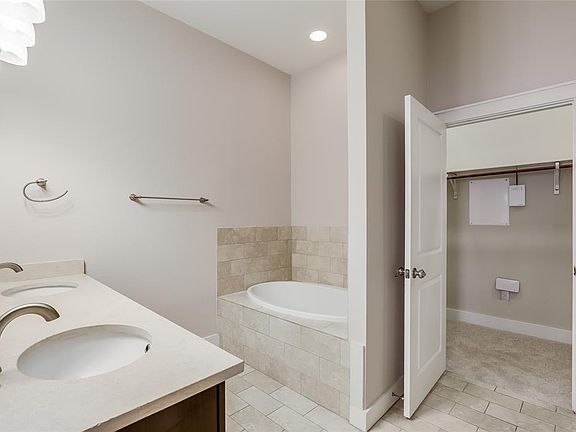 5th image of 2520 Bluebonnet Ln #38