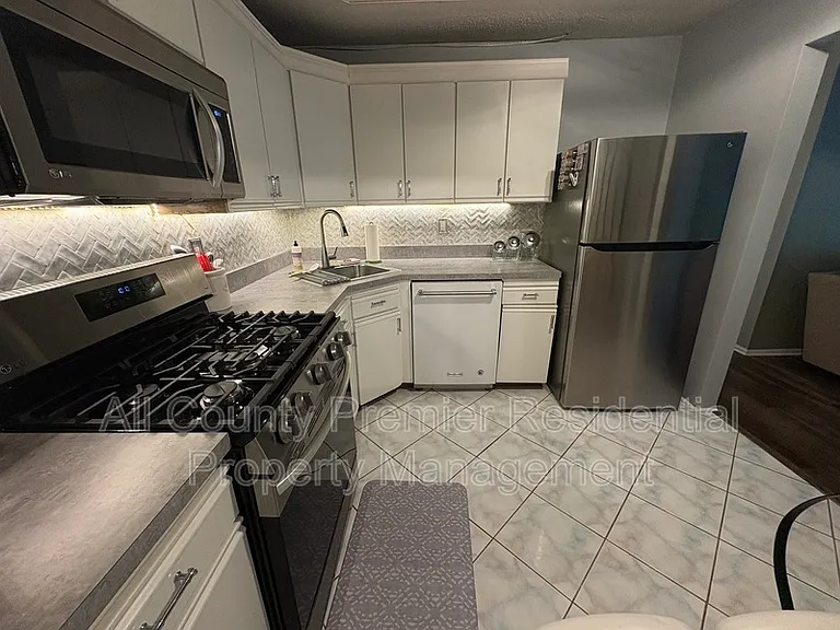 60 Versailles Ct — Photo 6