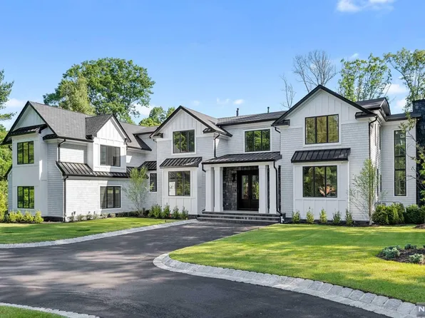 17 Harvey Ln, Upper Saddle River, NJ 07458