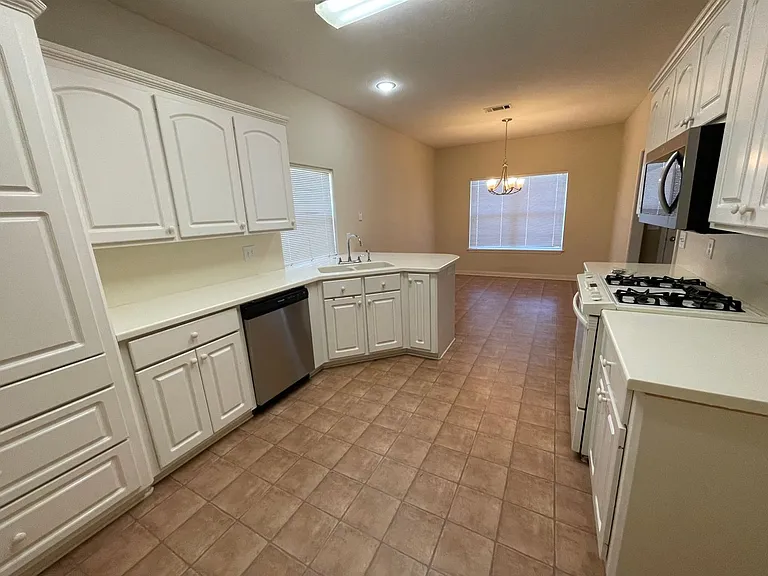 217 Kirkwood Dr — Photo 8