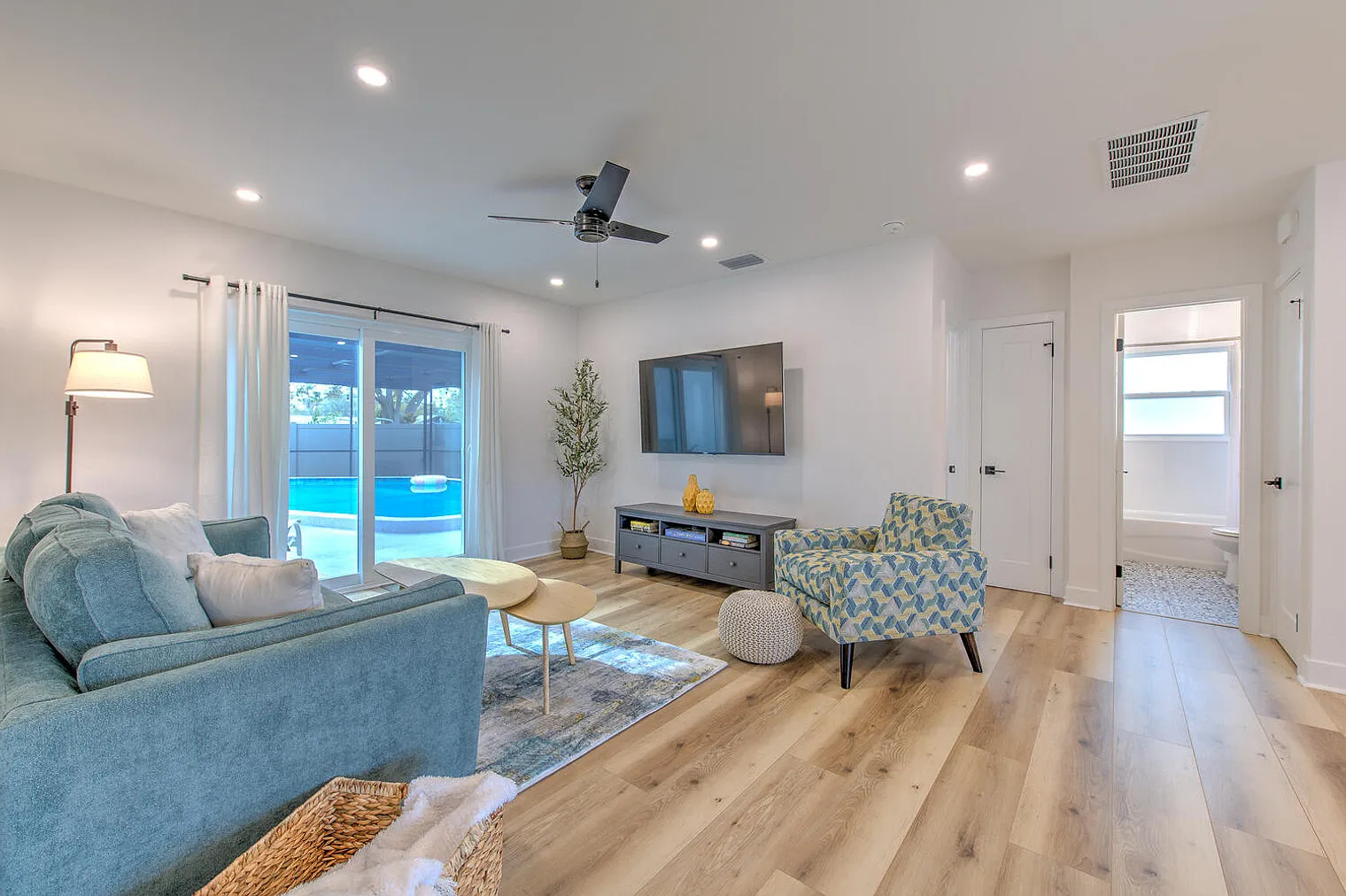 3 bed, 2.0 bath, 1420 sqft, $8,225 — Photo 4
