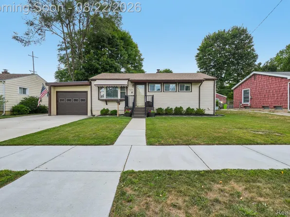 729 Woodbine Dr, Fenton, MI 48430