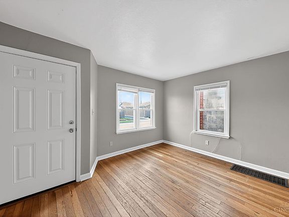 4th image of 925 Ross Ave