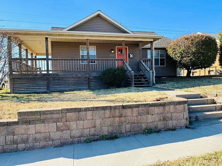 2332 S Pearl Ave — Photo 1