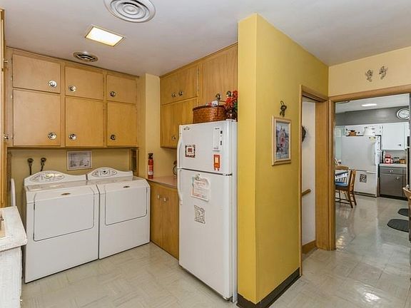 3rd image of 221 Summit St