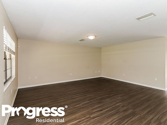 3rd image of 3701 Red Oak Ct