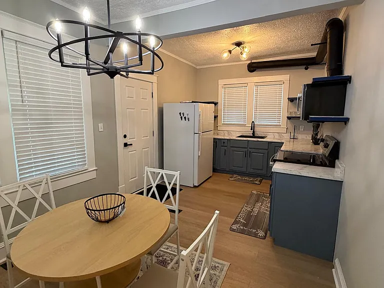 402 N Church St — Photo 14