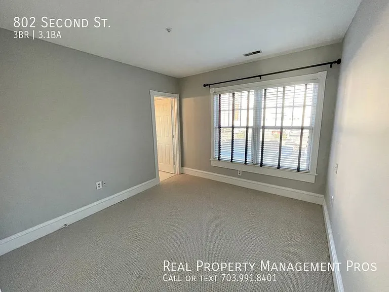 802 2nd St — Photo 32