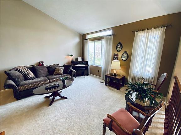 4th image of 125 Diamondwood Ct