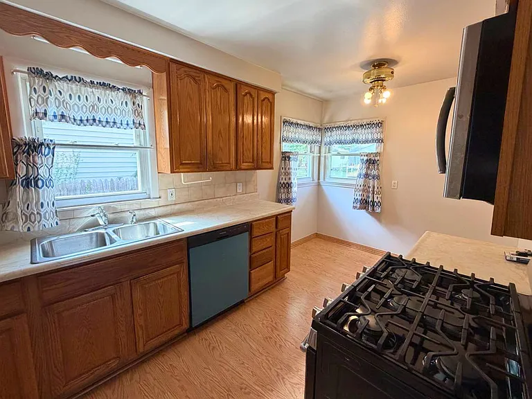 29537 Hazelwood St — Photo 5